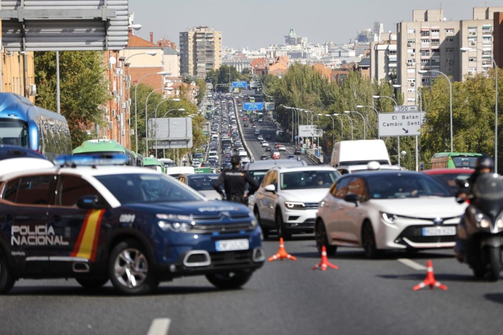 Agentes de Policía Nacional durante un control en la carretera A-5, en Madrid