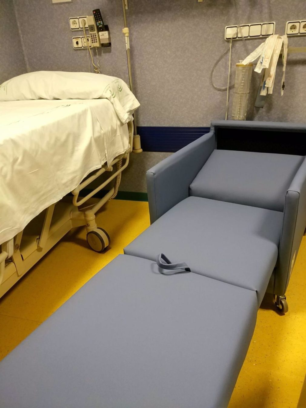 Granada.- Donan 24 sillones para mejorar la estancia de los acompañantes de menores hospitalizados
