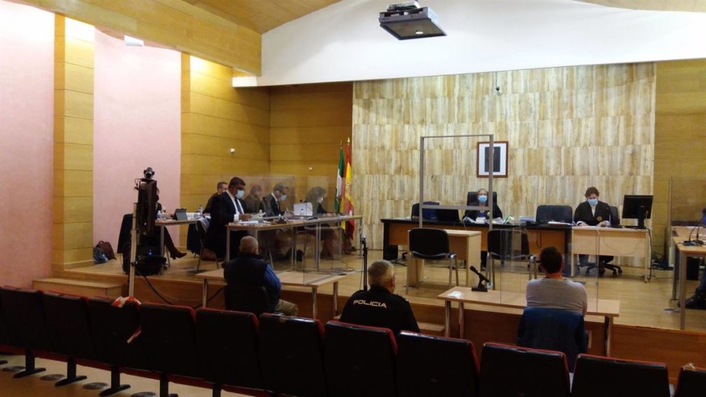 Granada.- Tribunales.- La fiscal rebaja a 24 años la petición de cárcel para el supuesto asesino de su mujer en Guadix