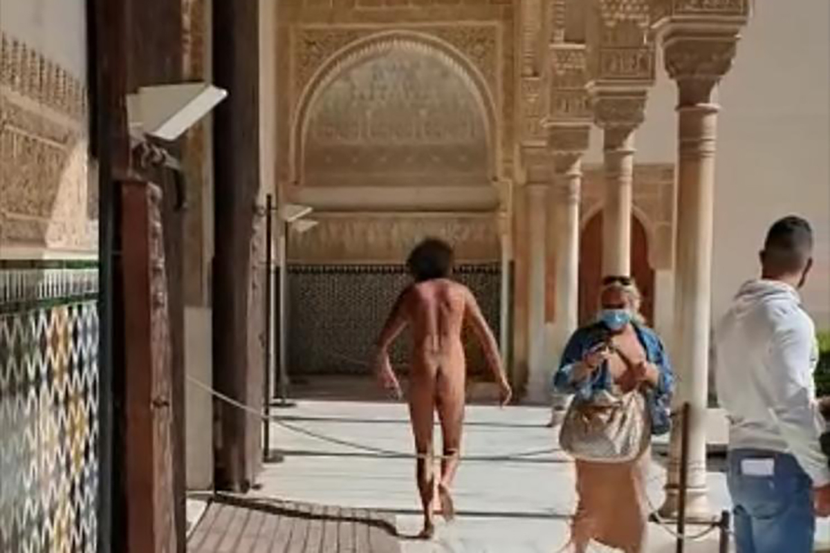 El hombre que camina desnudo por Granada reaparece en la Alhambra
