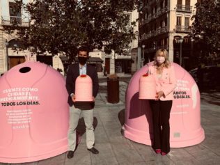 contenedor campaña solidaria 'Recicla vidrio por ellas'