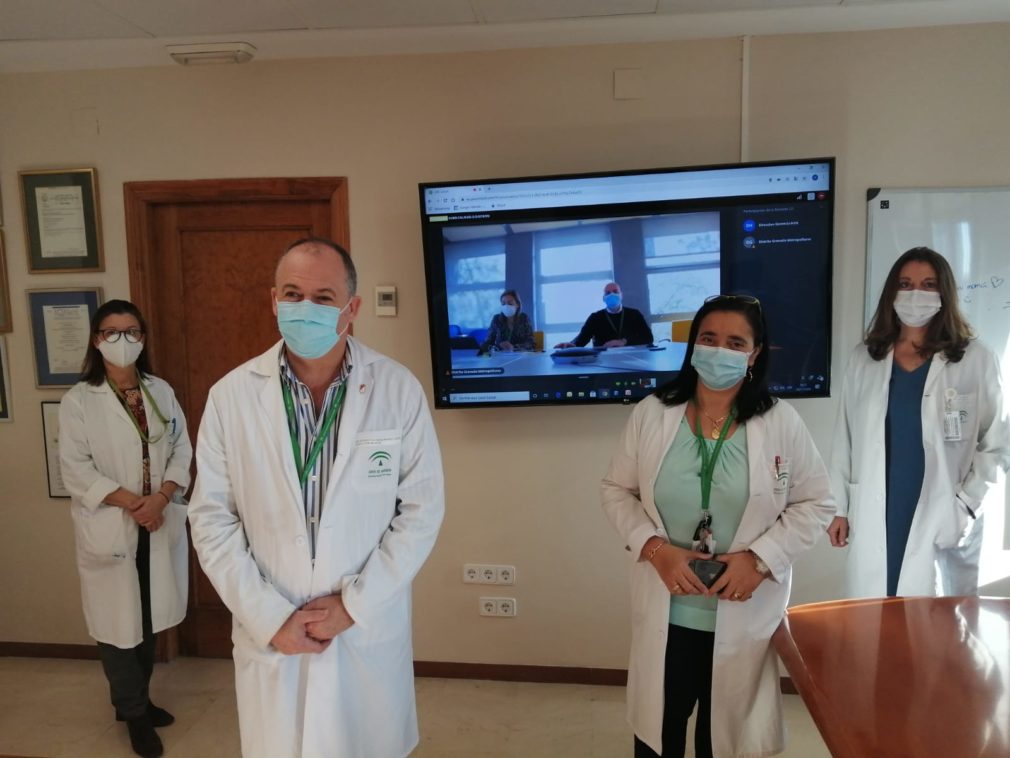 Equipo directivo del hospital, con al jefa de servicio de Neumología, a la izquierda en videoconferencia con el equipo de Atención Primaria para coordinar el proyecto