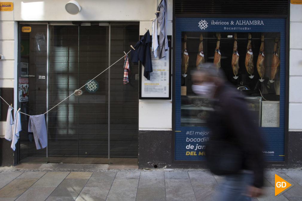 Comercios y bares de Granada tras el nuevo cierre por las nuevas restricciones de la Junta de Andalucia por el coronavirus