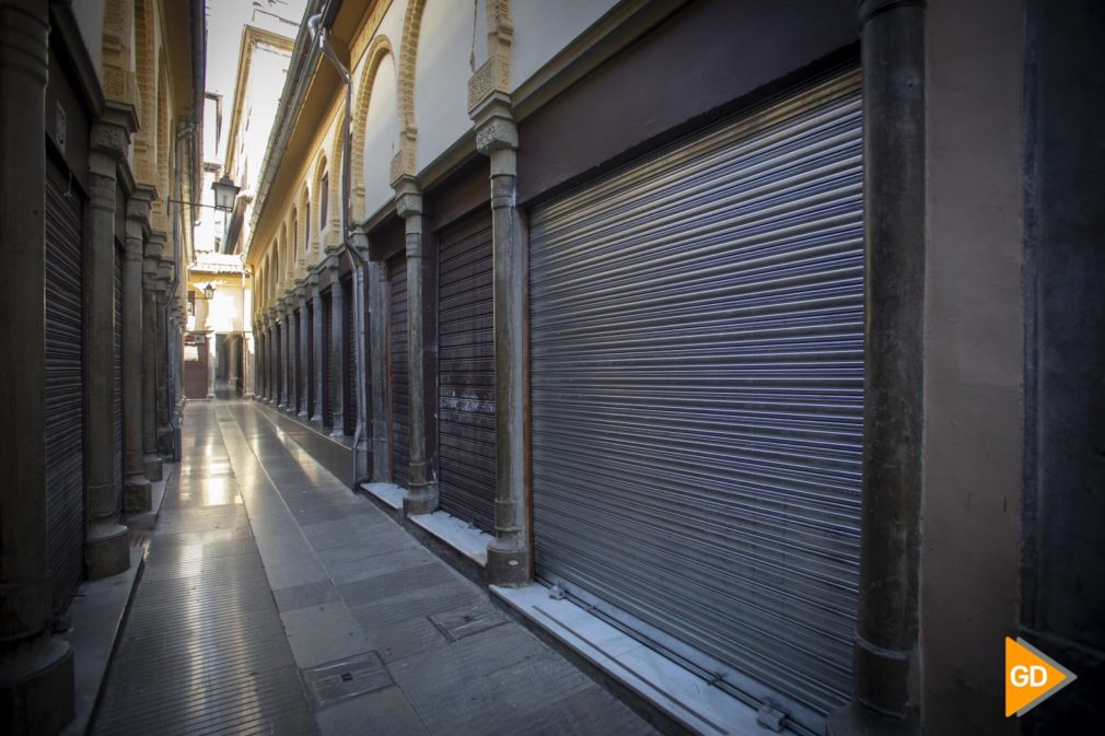 Comercios y bares de Granada tras el nuevo cierre por las nuevas restricciones de la Junta de Andalucia por el coronavirus