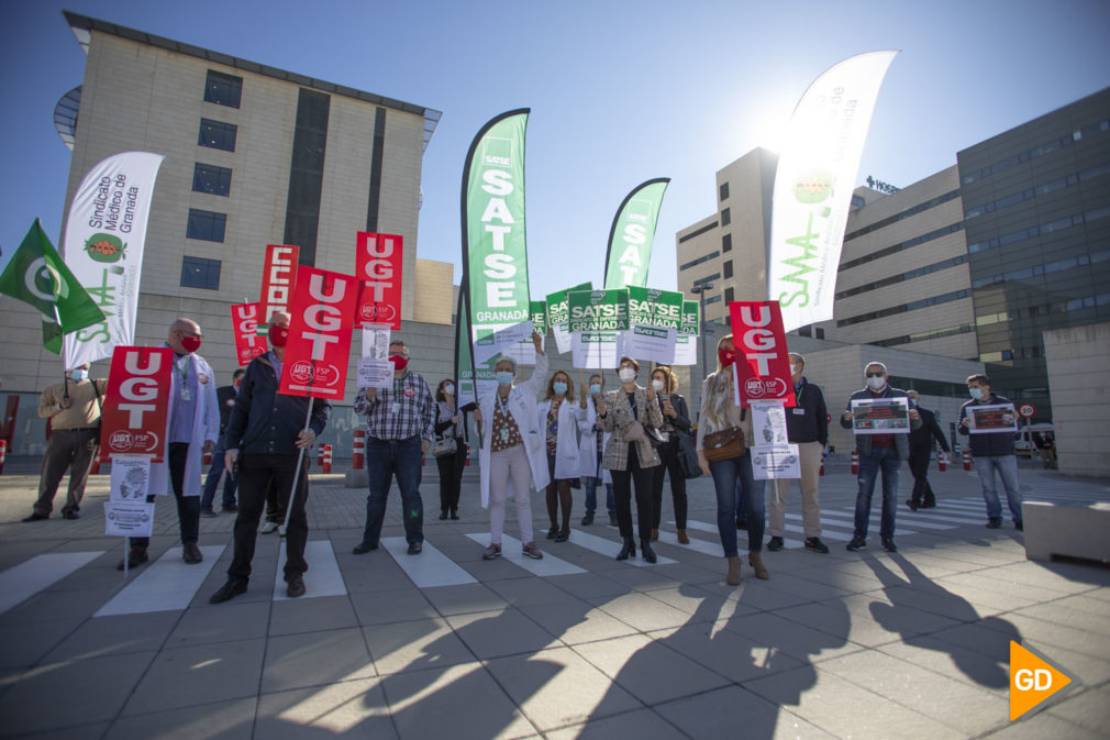 Los sindicatos se concentran para protestar contra la orden de la Junta que afecta a los derechos laborales de los profesionales de la sanidad pública andaluza