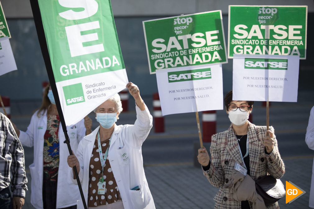 Los sindicatos se concentran para protestar contra la orden de la Junta que afecta a los derechos laborales de los profesionales de la sanidad pública andaluza