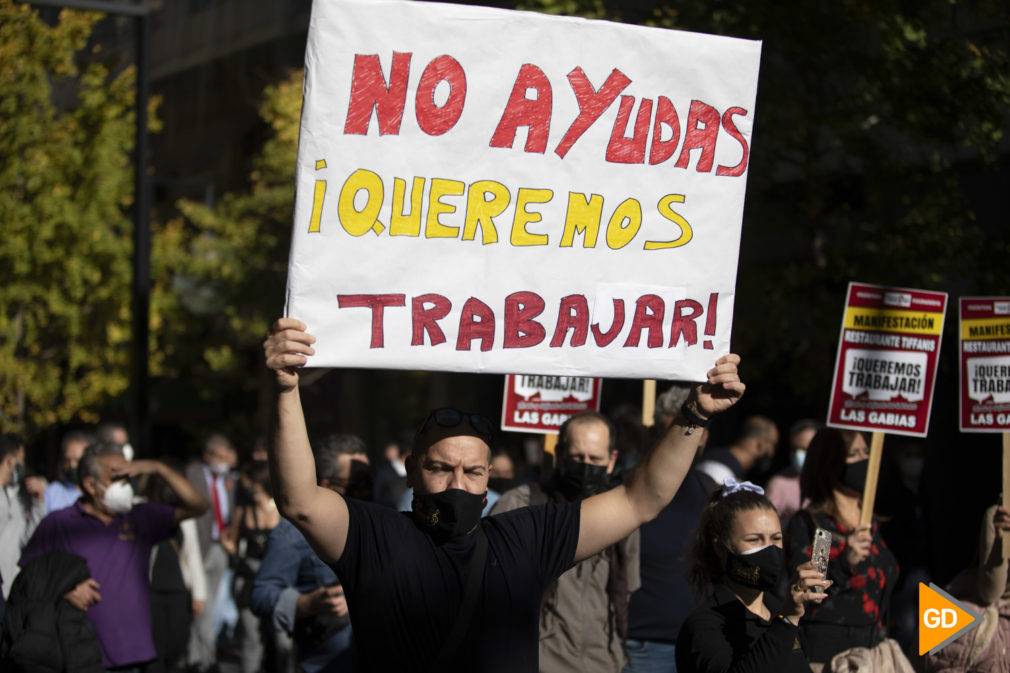 Manifestación en contra del cierre de la hosteleria en Granada durante las restrinciones por coronavirus