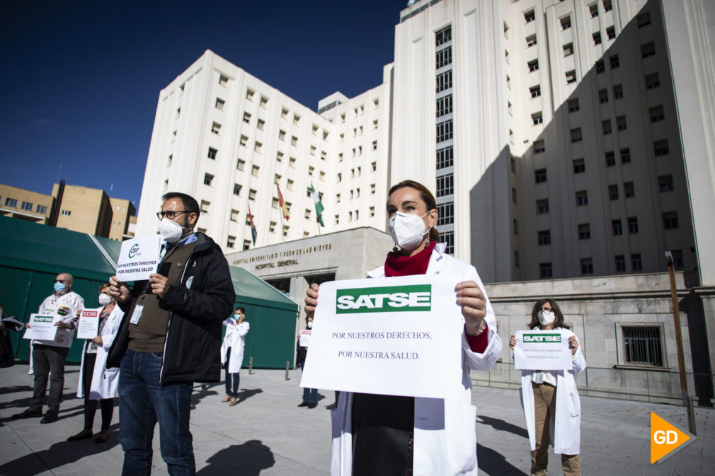 Protesta en el hosptital Virgen de las Nieves de Granada en defensa de los derechos de los profesionales de la sanidad pública
