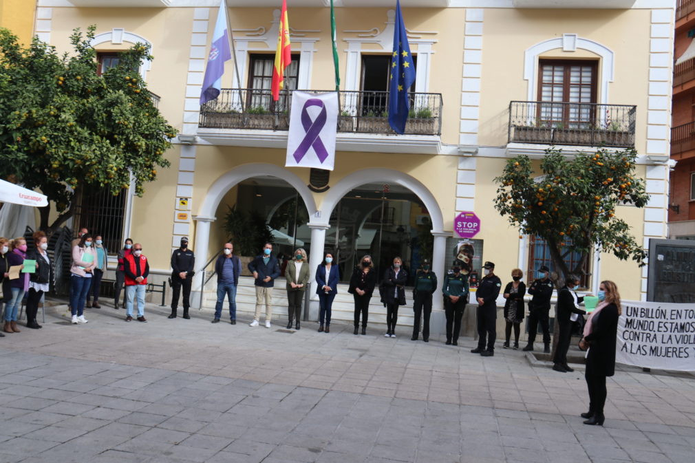 MINUTO DE SILENCIO EN LA PUERTA DE ALMUÑECAR CONTRA LA VIOLENCIA DE GENERO 20