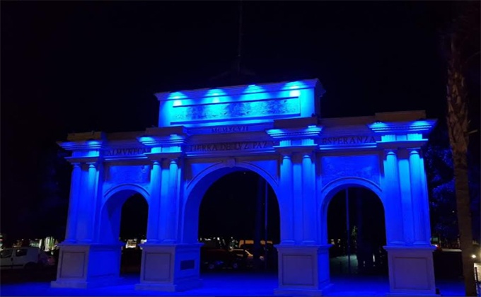 PUERTA ALMUÑECAR ILUMINADA DE AZUL DIA MUNDIAL DE LA INFANCIA 20