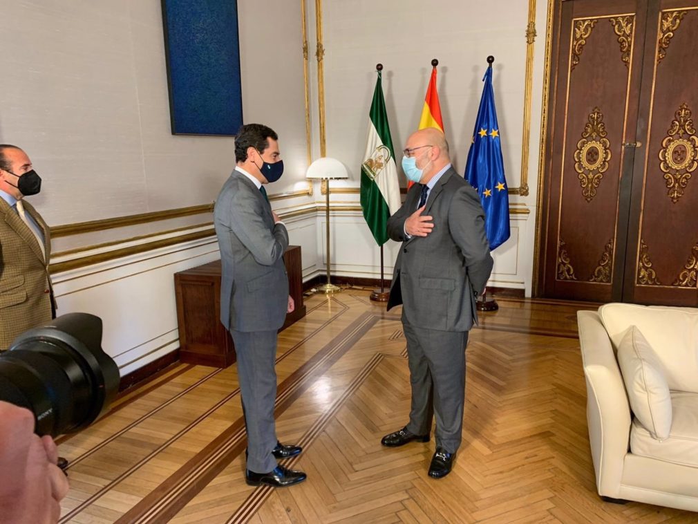 Juanma Moreno y Alejandro Hernández, este miércoles en el Palacio de San Telmo, en Sevilla