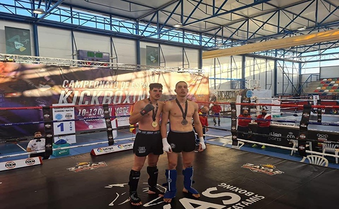 El luchador de Huétor Tájar Andrés Entrena,izquierda, final del Campeonato Kickboxing