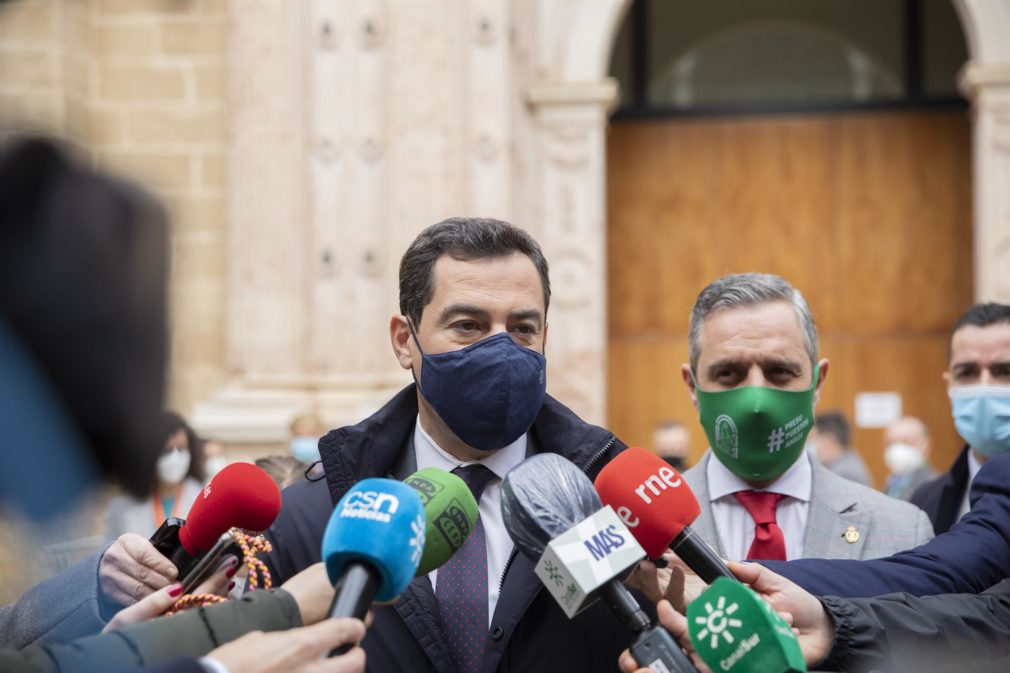 El presidente de la Junta de Andalucía, Juanma Moreno, junto al consejero de Hacienda, Juan Bravo Foto MJosé López EP