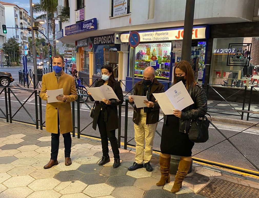 JURADO VALORANDO LOS ESCAPARATES PARTICIPANTES CONCURSO ALMUÑÉCAR 20