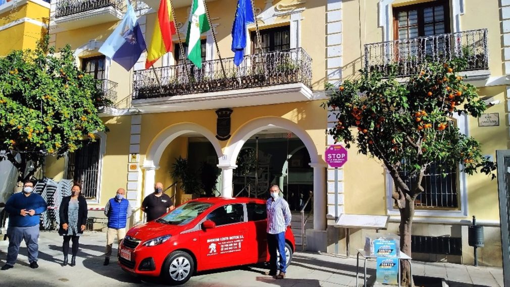 Las Asociaciones De Comerciantes De Almuñécar Y La Herradura Presentan El Coche Que Sortean El 4 De Enero Entre Sus Clientes