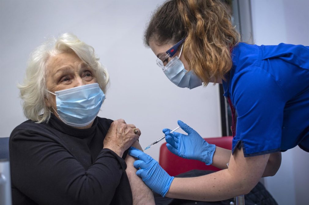 Mujer recibe Pfizer-BioNTech Covid-19 vacuna en el Guy's Hospital in London Photo Victoria Jones-PA Wire-dpa