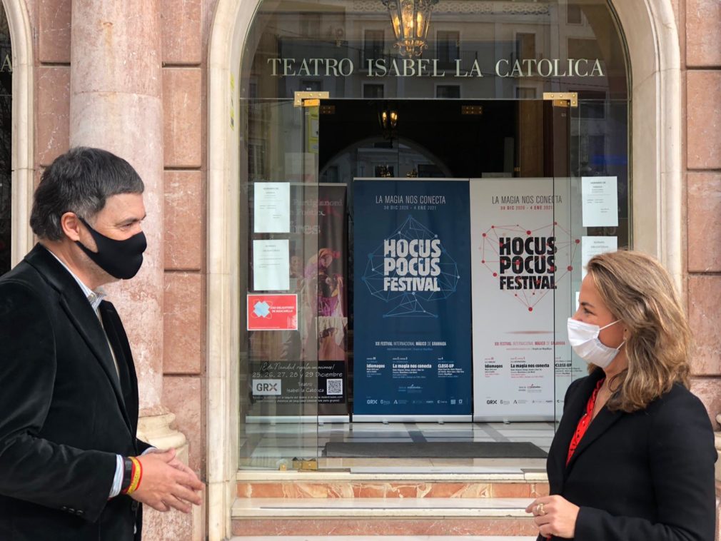 Sol Cruz-Guzmán y Carlos Rojas a las puertas del Teatro Isabel la Católica 1