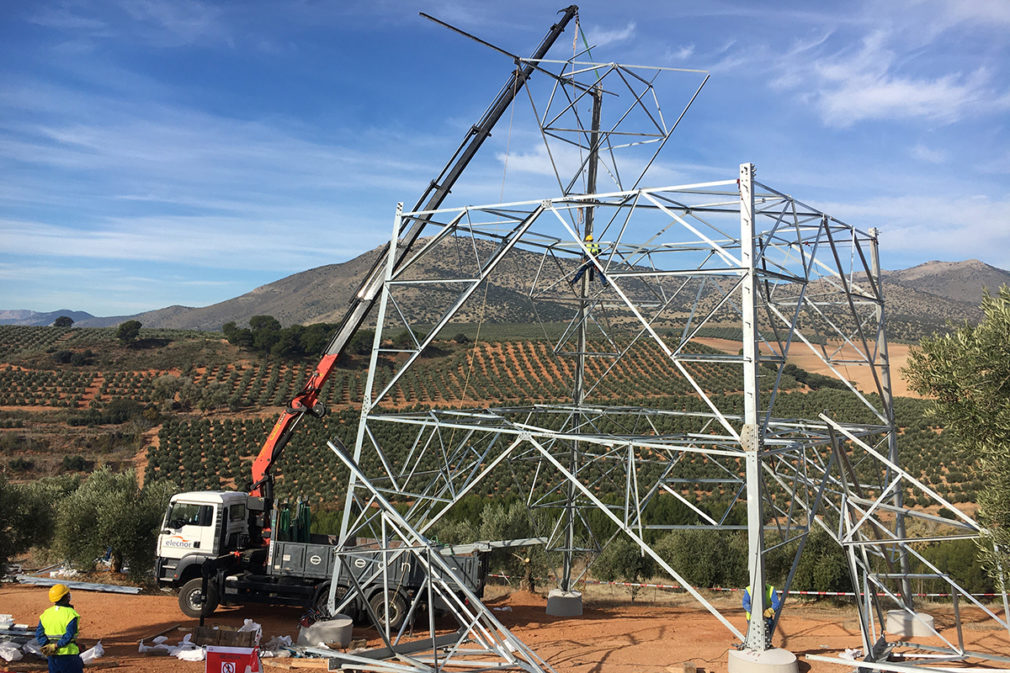 Torre T-211 en construccion en la zona norte de Albolote Línea 400