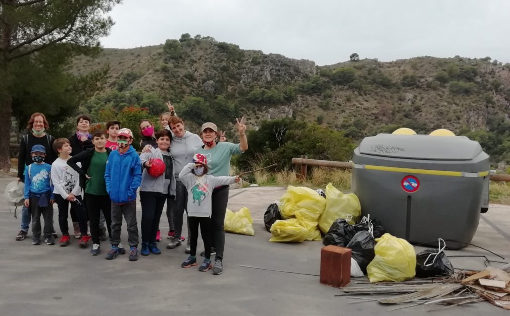 VOLUNTARIOS DE ALMUÑÉCAR JUNTO A LA BASURA RECOGIDA EN PARAJE NATURAL CERRO GORDO 20