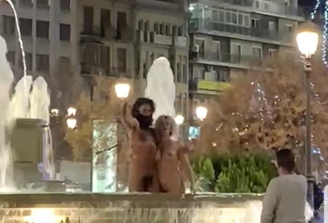 El hombre desnudo encuentra una compañera y se dan un baño en la Fuente de  las Batallas