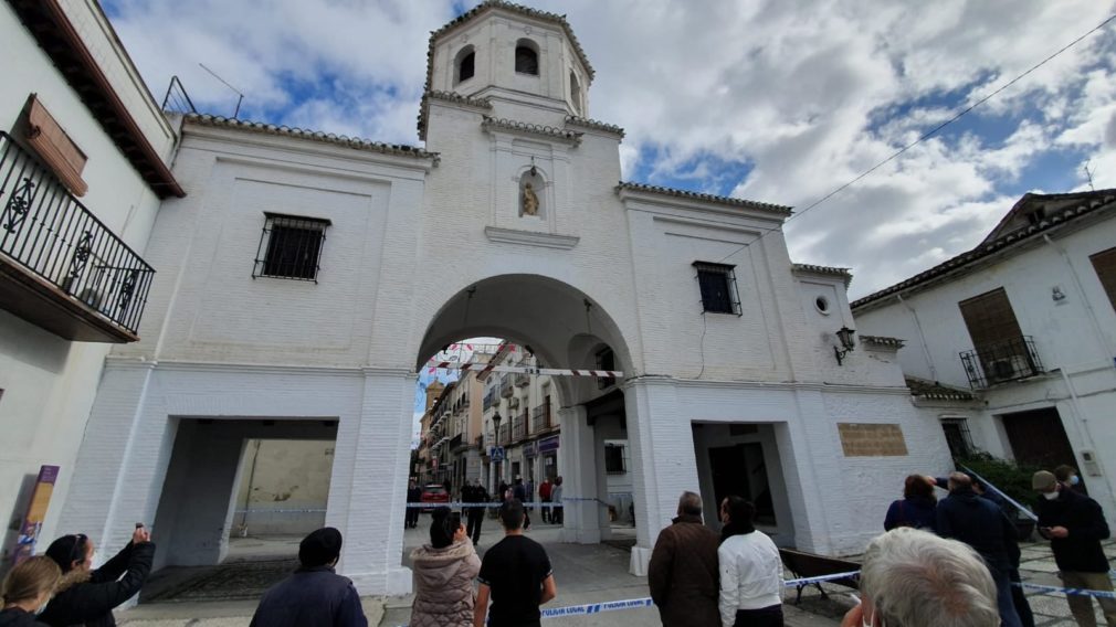 el arco de loja, situado en santa fe, sufre daños y una grieta por el terremoto