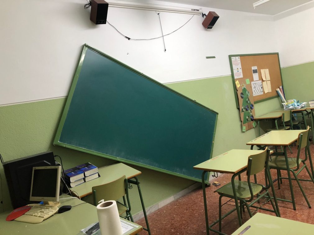 Daños en un aula de un colegio de Atarfe por el terremoto
