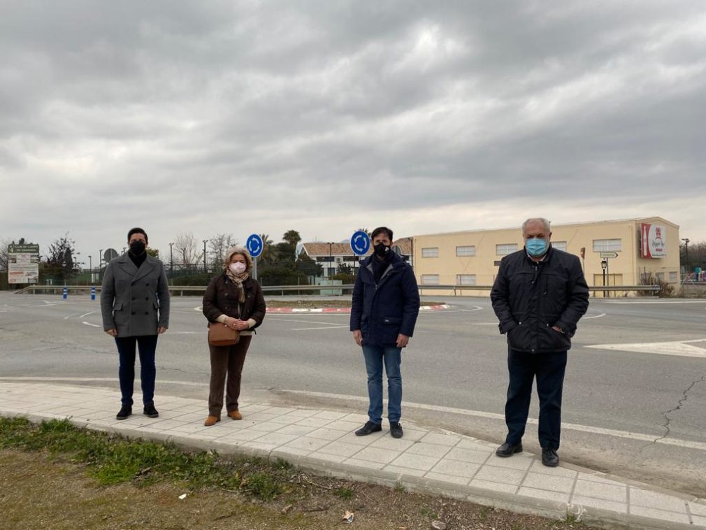 Antonio Narváez junto a María del Carmen Ros-obras rotonda de acceso a Purchil