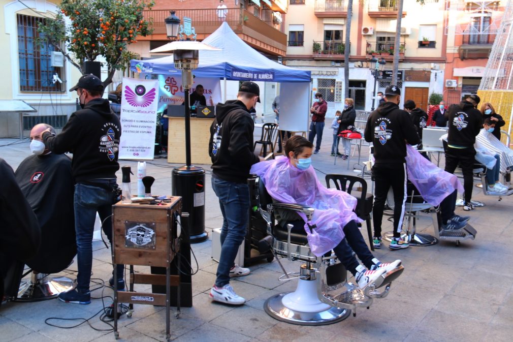 BARBEROS SOLIDARIOS DE ALMUÑECAR EN LA PLAZA CONSTITUCIÓN 21