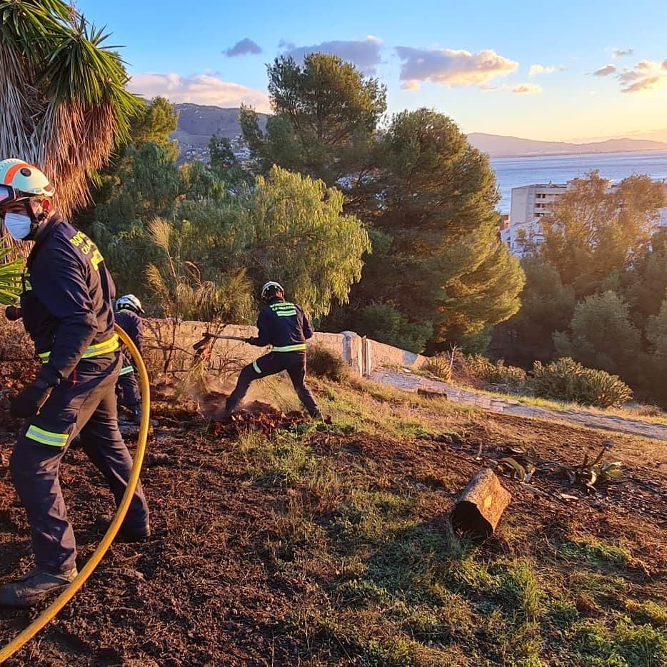 BOMBEROS ALMUÑECAR EN PLENA ACTIVIDAD SOFOCANDO EL FUEGO EN LA ZONA AL CLUB CERCA DE VELILLA 21 (1)