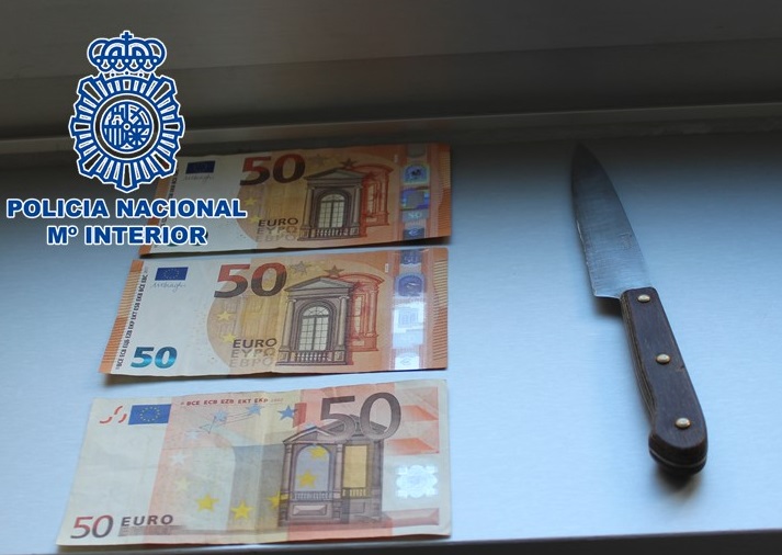 Cuchillo dinero Policía Nacional