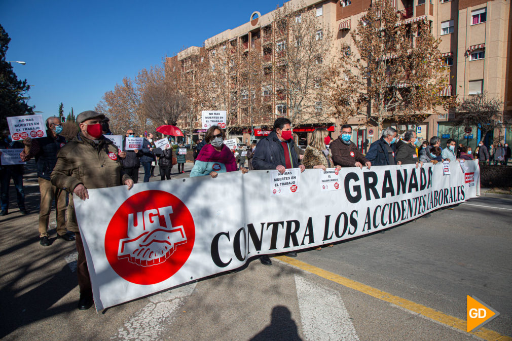 FOTOS Los sindicatos guardan cinco minutos de silencio como protesta ante la desprotección del personal del SAS frente a la pandemia (2)