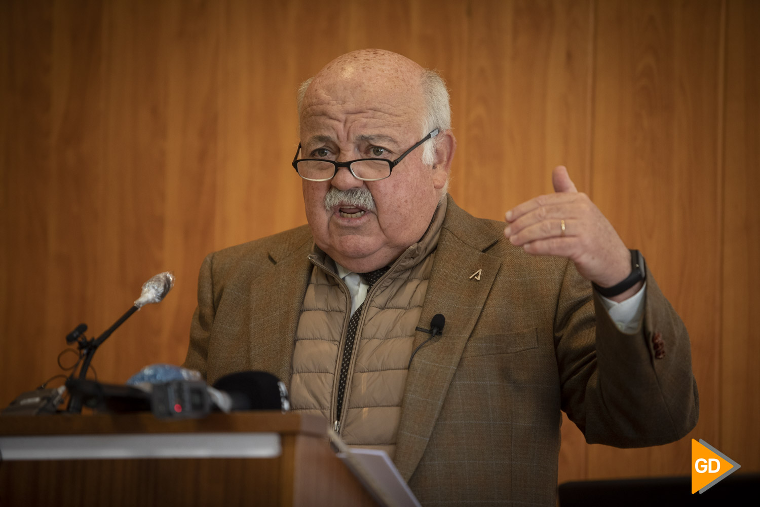 El consejero de salud de la Junta de Andalucia Jesus Aguirre en la rueda de prensa de la inauguración de la nueva sala UCI del Centro de salud Doctor Oloriz en Granada