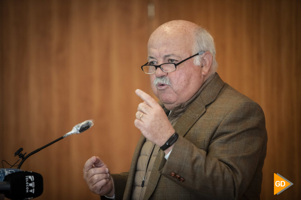 El consejero de salud de la Junta de Andalucia Jesus Aguirre en la rueda de prensa de la inauguración de la nueva sala UCI del Centro de salud Doctor Oloriz en Granada