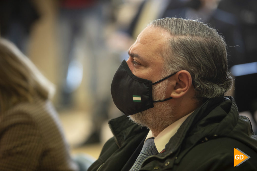 El consejero de salud de la Junta de Andalucia Jesus Aguirre en la rueda de prensa de la inauguración de la nueva sala UCI del Centro de salud Doctor Oloriz en Granada