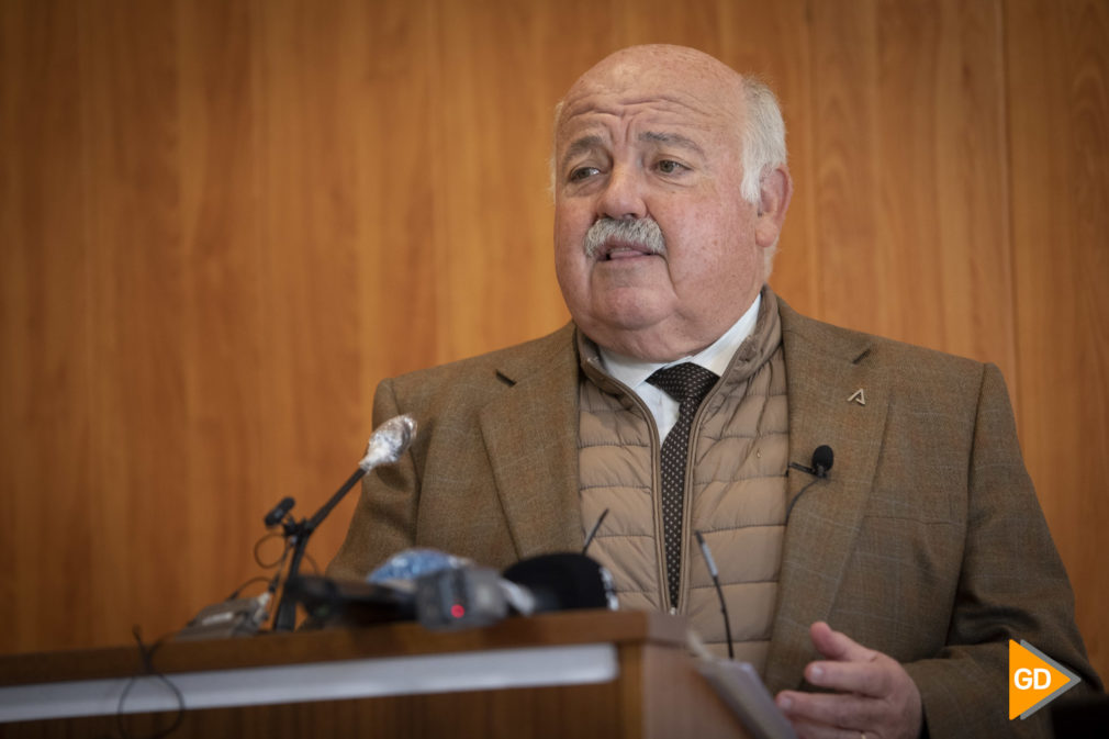 El consejero de salud de la Junta de Andalucia Jesus Aguirre en la rueda de prensa de la inauguración de la nueva sala UCI del Centro de salud Doctor Oloriz en Granada