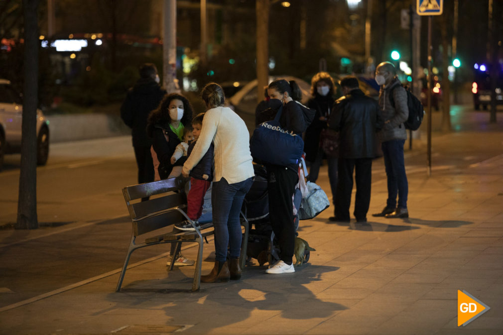 Gente en la calle por miedo a los terremotos en Granada