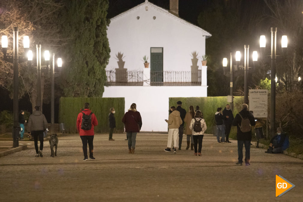 Gente en la calle por miedo a los terremotos en Granada