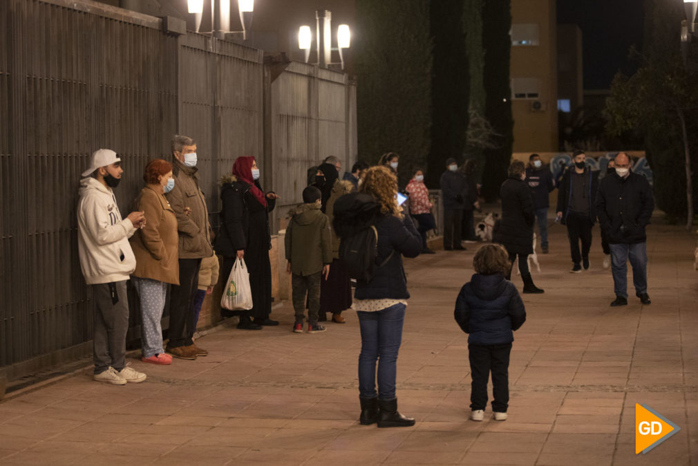 Gente en la calle por miedo a los terremotos en Granada