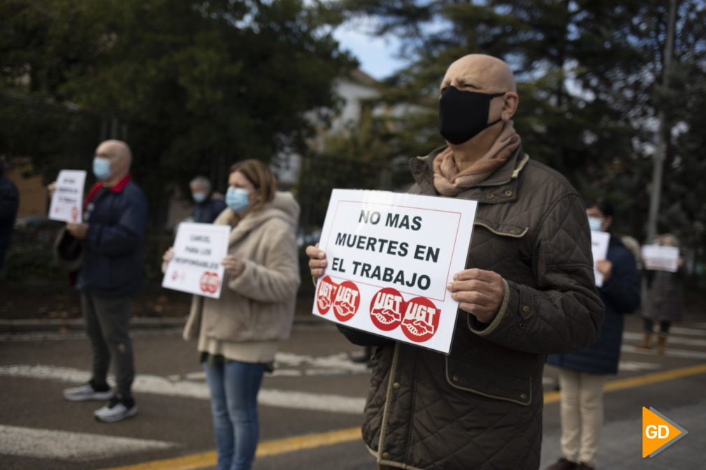 Representantes de CCOO y UGT participan en una concentración de protesta por el fallecimiento de una trabajadora del SAS a causa del coronavirus