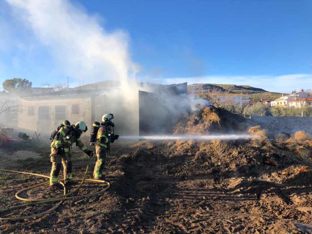 Bomberos de Guadix sofocan un importante incendio en una nave de paja en Diezma