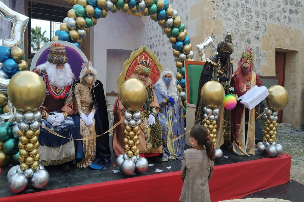 LOS REYES HABLAN CON UNA PEQUEÑA ANTES DE RECIBIR SU REGALO EN EL CASTILLO DE LA HERRADURA 21