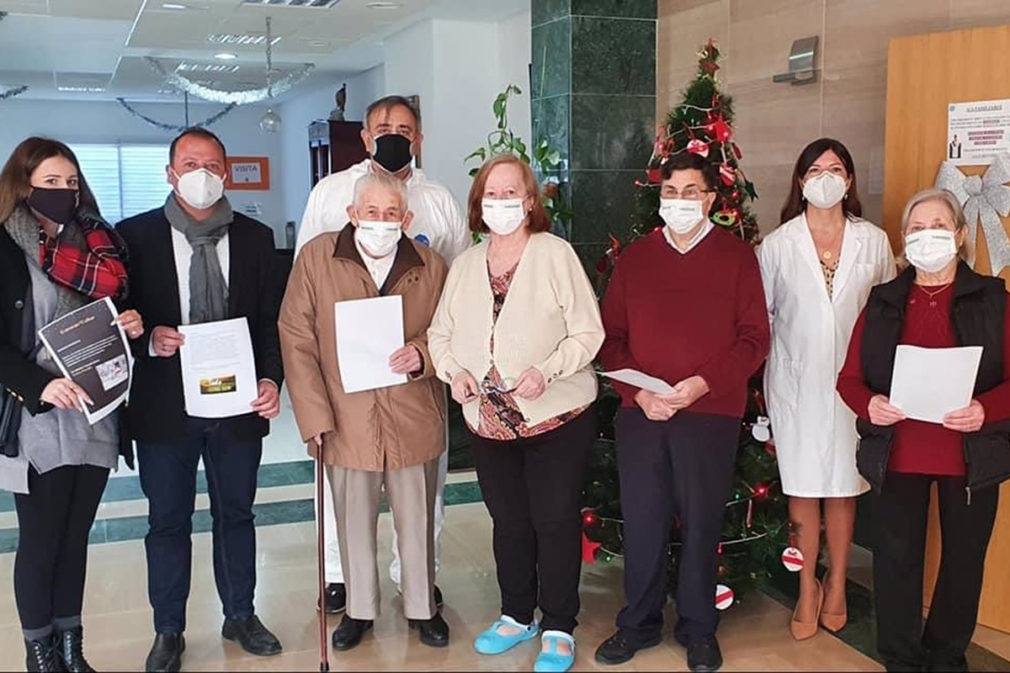 Granada.- Jóvenes de Cúllar Vega y alumnos de la UGR escriben cartas de ánimo a más de 200 mayores