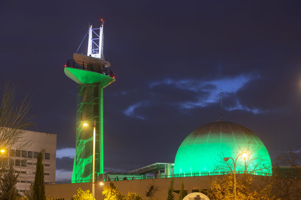 Torre Parque Ciencias iluminada verde