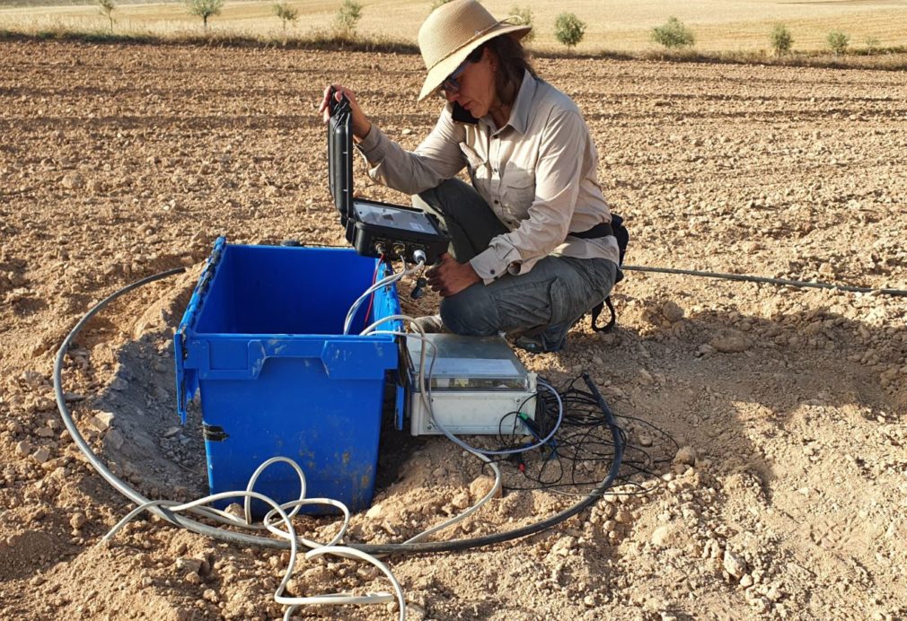 Los investigadores de la UGR realizan medidas magnetotelúricas en la Vega de Granada.