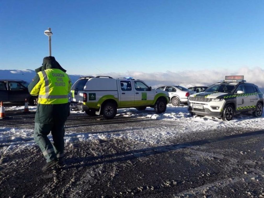 Granada.- Cortan el acceso a Hoya de la Mora en Sierra Nevada por exceso de vehículos