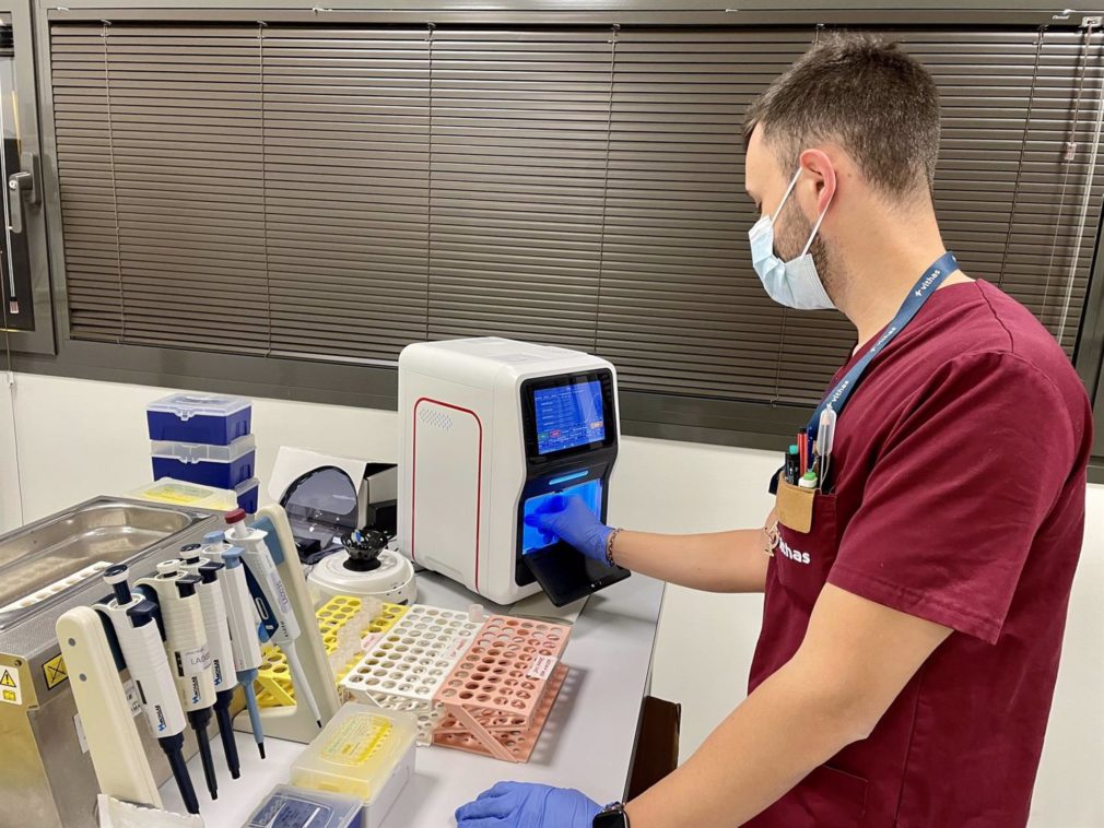 Granada.- Coronavirus.- El Hospital Vithas incorpora equipos para PCR "a pie de cama" con resultados en 30 minutos