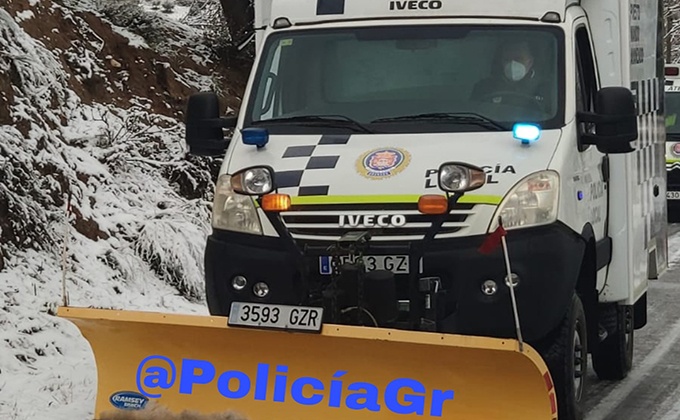 Interrupción Articulación Periódico El 'Puma' de la Policía Local de Granada despejó la nieve en los accesos al  Fargue y carretera de Alfacar