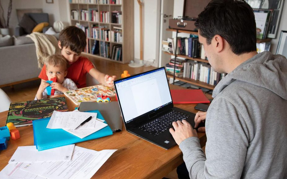 Confinamiento tecnología familia niños papa