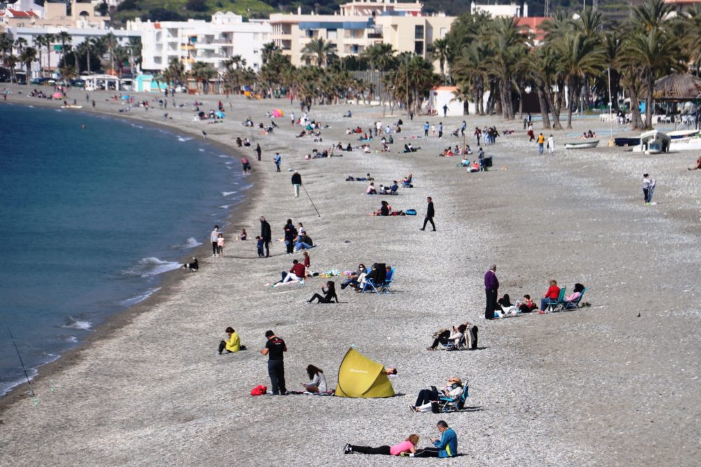 AMBIENTE PLAYA LA HERRADURA AL MEDIODÍA DE ESTE SABADO 20 FEBRERO 21 (2)