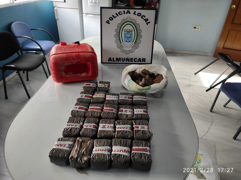 DROGA RECUPERADA POR LA POLICIA LOCAL DE ALMUÑECAR DEL INTERIOR DEL BIDON 1 21